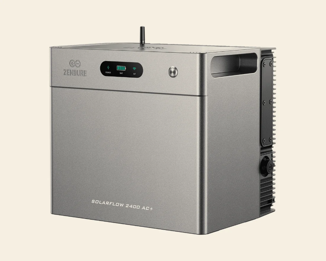Zilveren aluminium kast van Zendure, de SolarFlow 2400 AC+, met scherm en antenne.